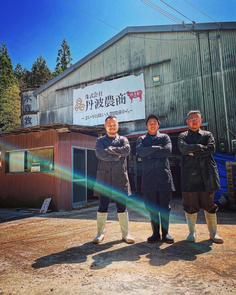 丹波農商の牛舎の前で