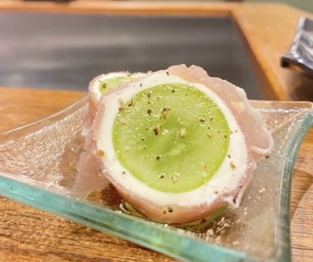 季節の果実とチーズの生ハム巻き